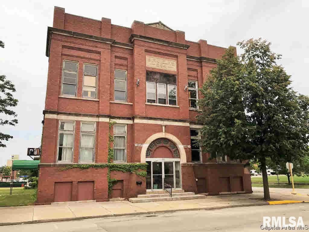 88 N Prairie St, Galesburg, IL 61401